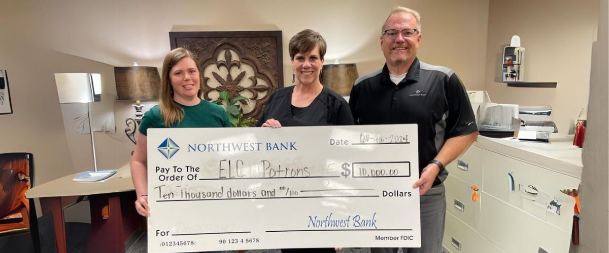 Northwest Bank Donates to Estherville Patyrons of the Arts Program